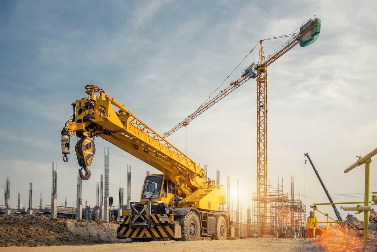 A Complete Guide to Renting Cranes for High-Rise Construction Projects